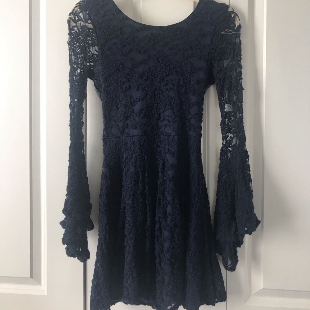 Bell sleeve backless lace dress